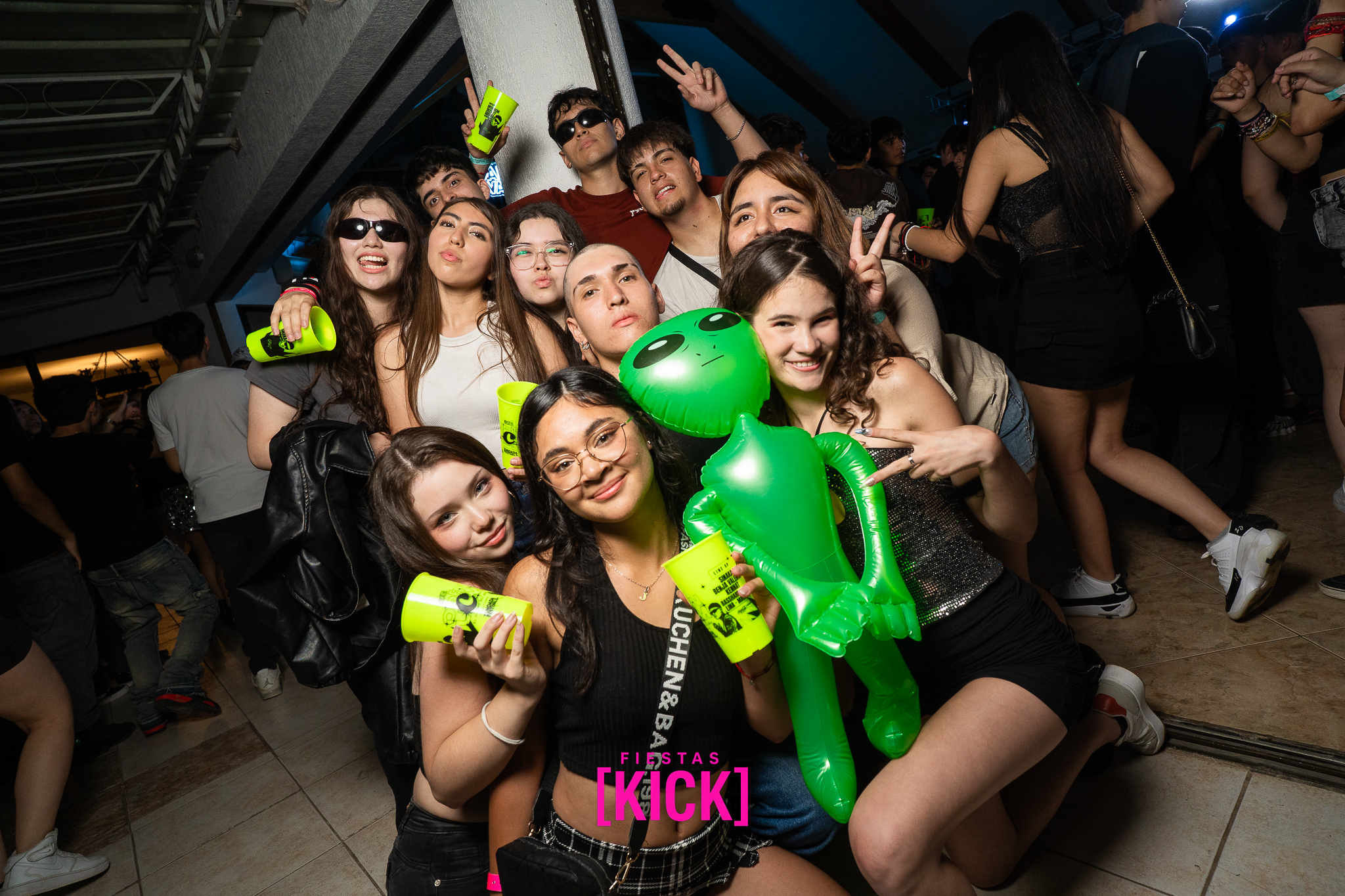 Jóvenes disfrutando KICK La Fiesta
