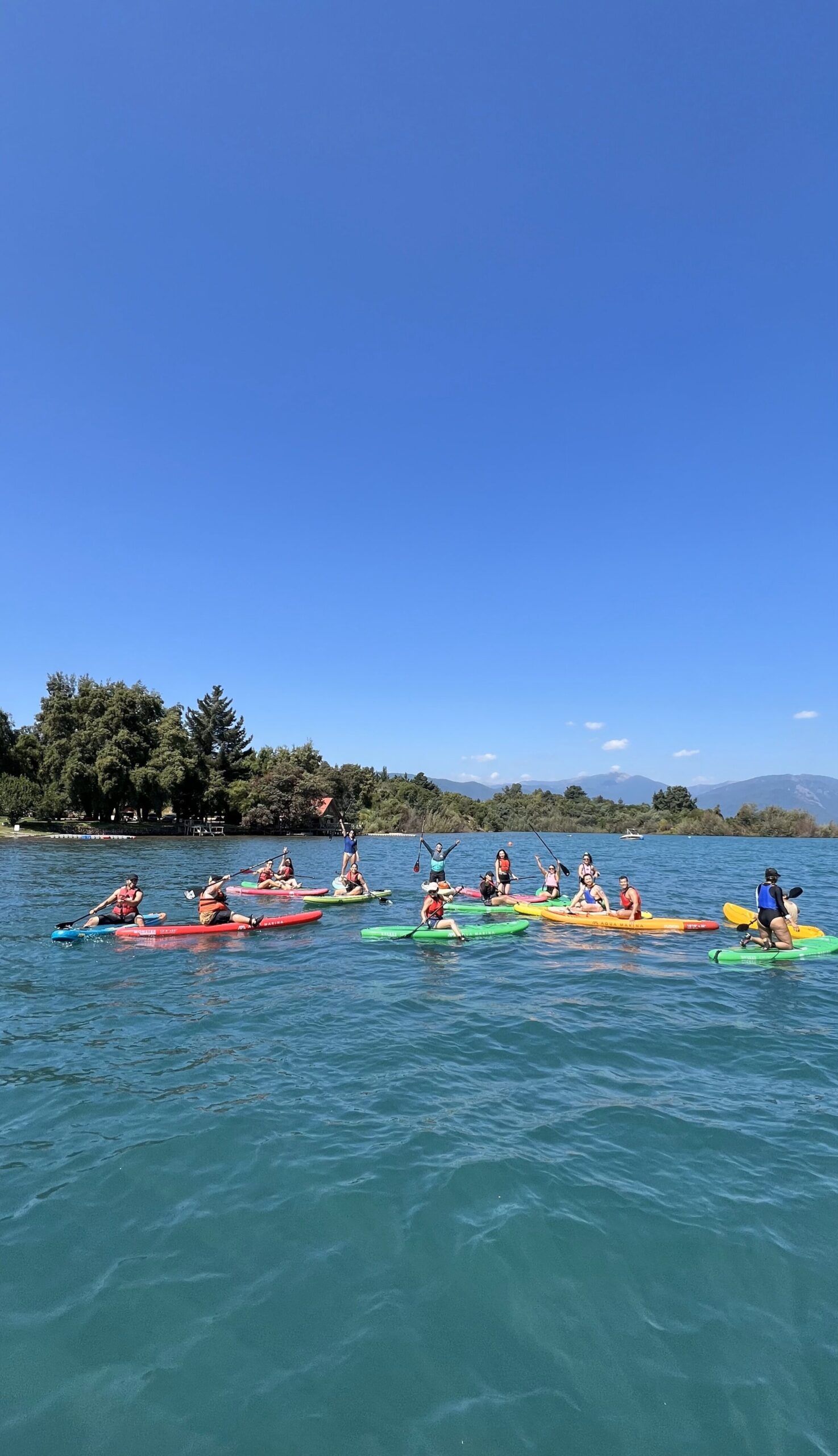 Grupo realizando turismo aventura