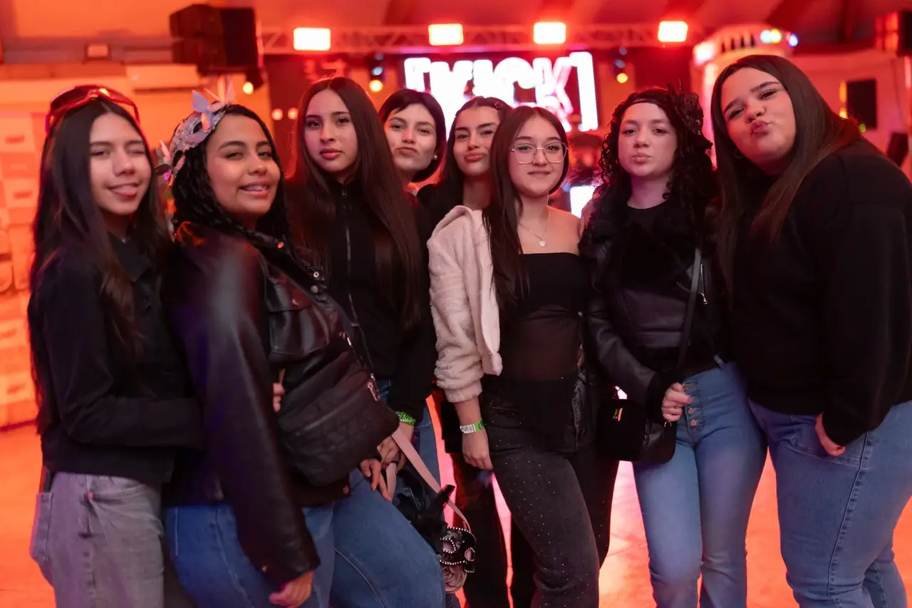 Grupo de estudiantes en KICK La Fiesta