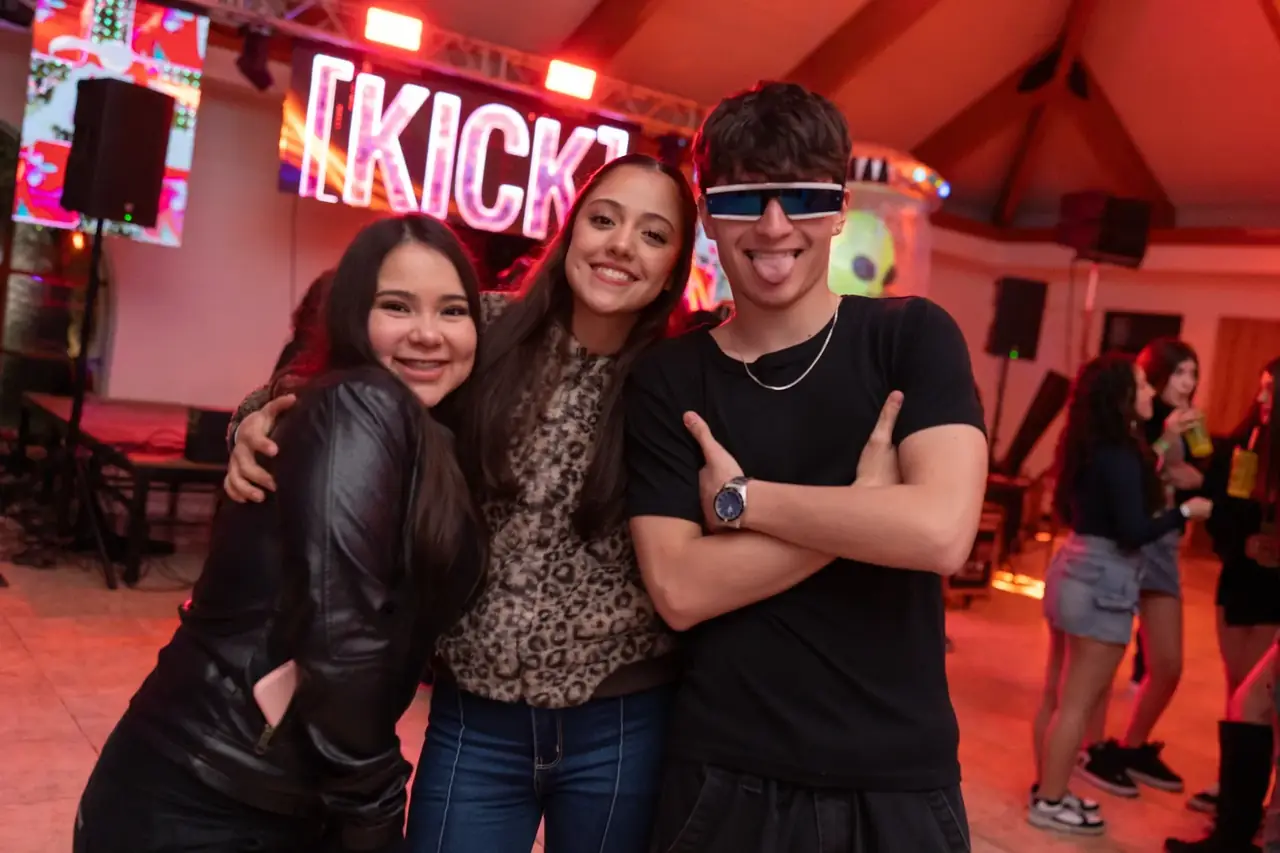 Estudiantes junto a staff KICK