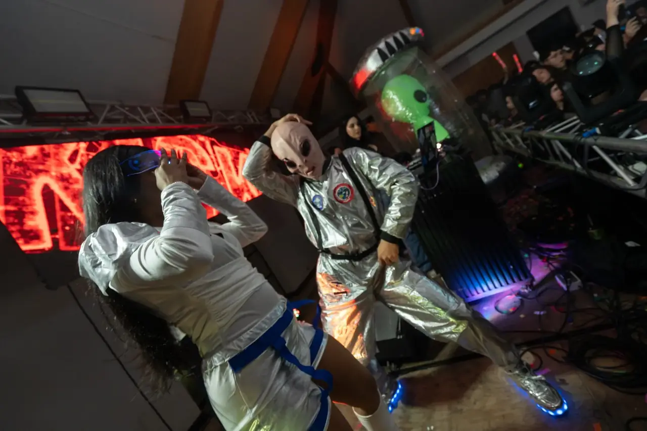 Performance temática en KICK La Fiesta