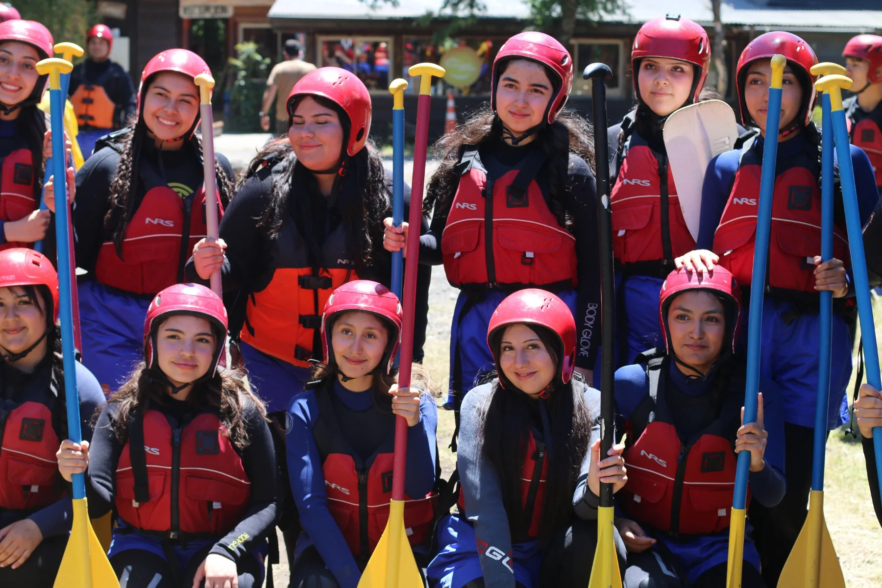 Estudiantes equipados para actividad de aventura