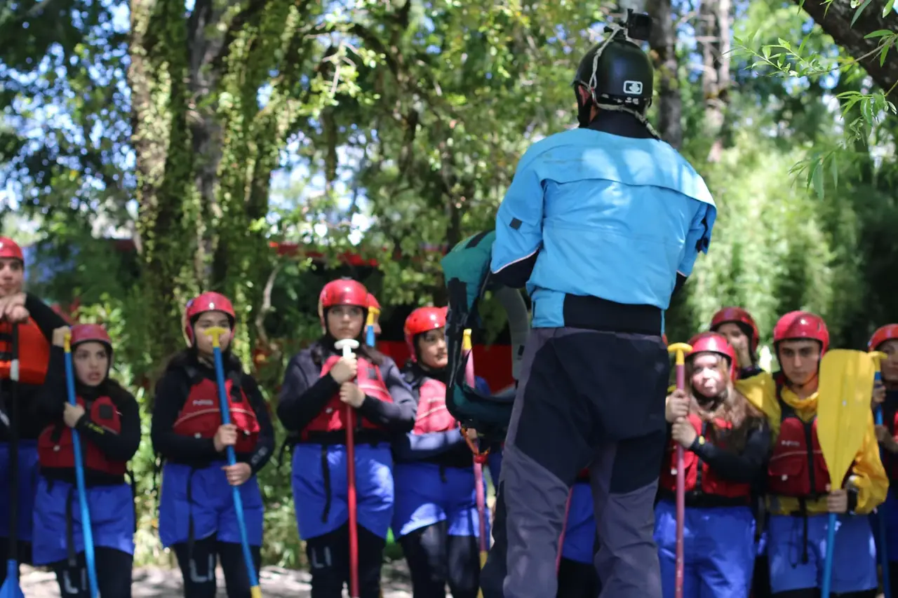Grupo recibiendo instrucciones antes de una actividad de rafting