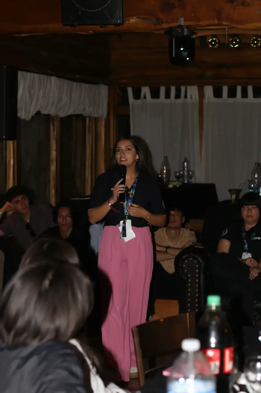 Integrante del equipo Travel Dream entregando información al grupo
