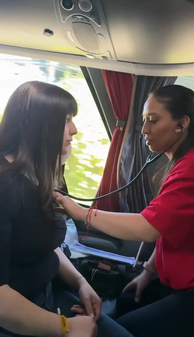 Profesional de salud realizando monitoreo a una pasajera durante el viaje