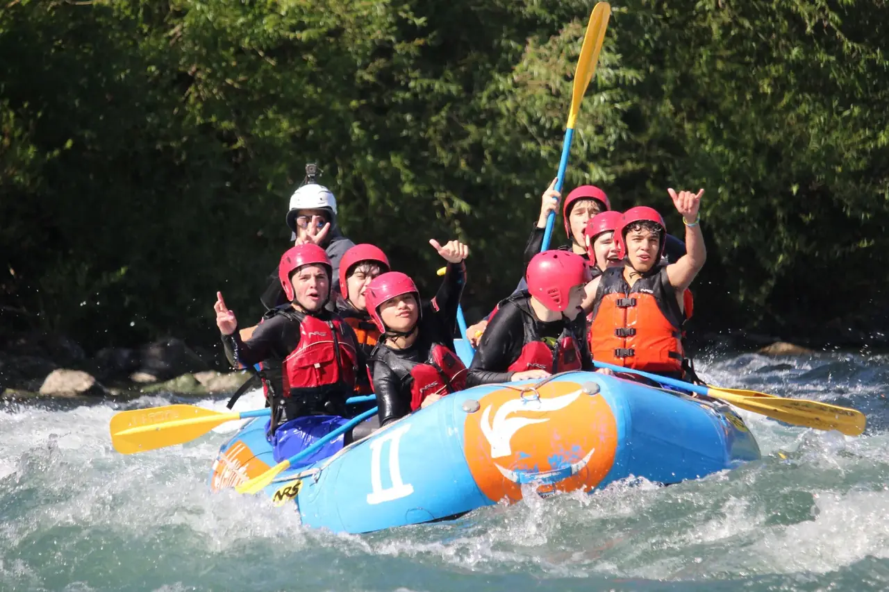 Estudiantes equipados durante una actividad de rafting