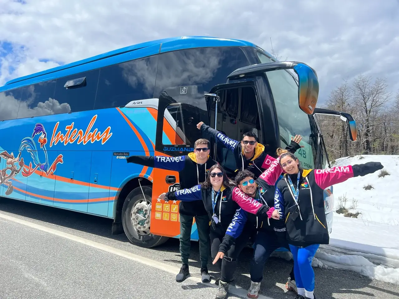 Coordinadores Travel Dream junto al bus durante una operación en nieve