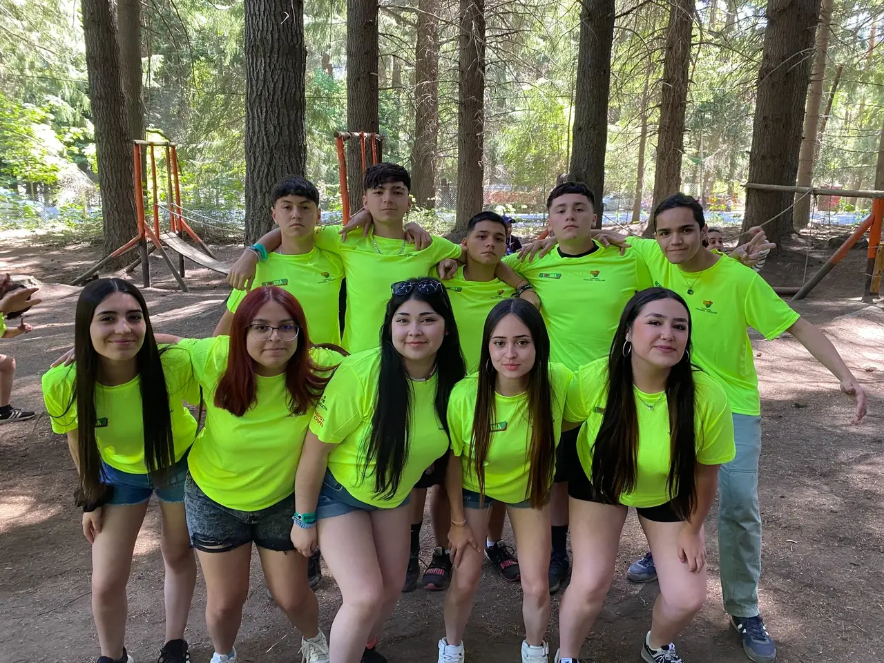 Estudiantes Travel Dream con indumentaria identificable durante una actividad
